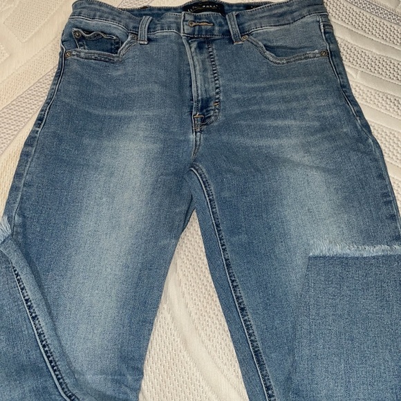 Lucky Brand size 6/28. Mid-High Rise Bridgette Skinny jean w/ fray hem. - Picture 3 of 4